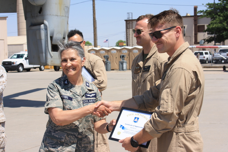 Wing commander presents certificate to US Marine in appreciation for the Osprey Tour and Service (photo by Lt Roth)